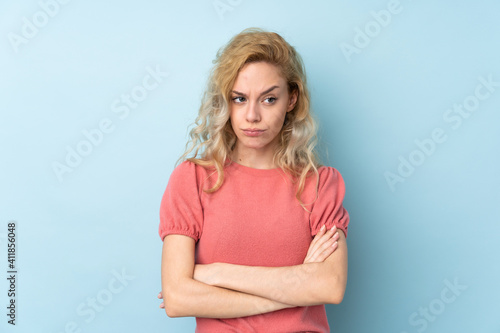 Young blonde woman isolated on blue background thinking an idea