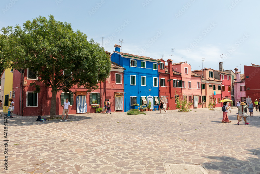 Obraz premium Panoramic view of brightly coloured homes of Burano