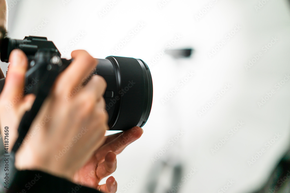 写真を撮る女性 写真を撮る女性