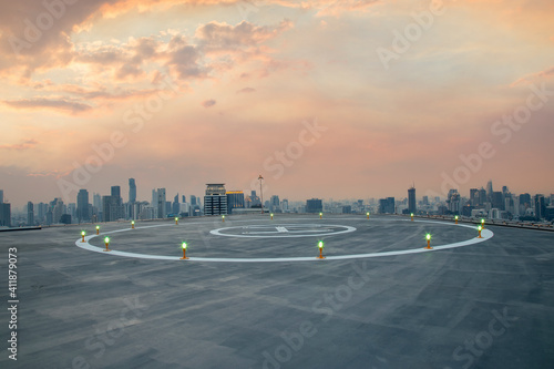 Foto elective focus of the Heli Copter parking lot on the deck at sunset in the capital of Thailand