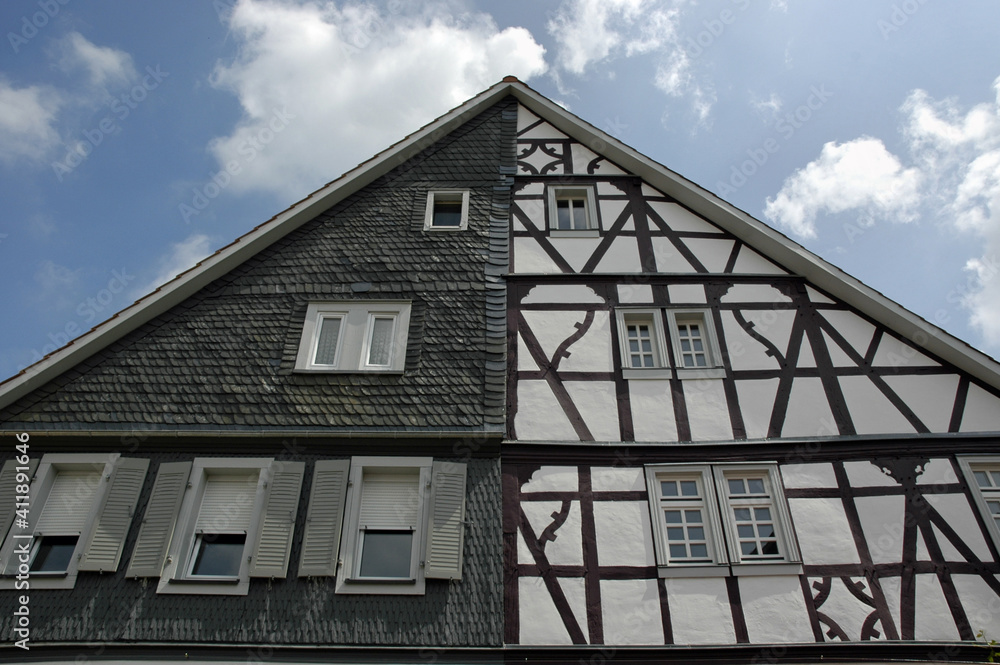 Unsymmetrischer Hausgiebel in Flonheim