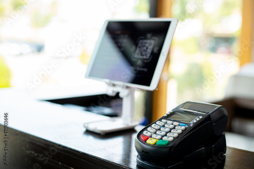 Foto Customer using smartphone for making wireless to payment.