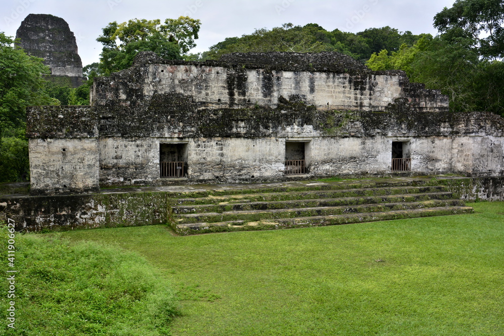 Paisajes y rincones de la ciudad arqueológica maya de Tikal, situada en la región de Petén, en el norte de Guatemala Paisajes y rincones de la ciudad arqueológica maya de Tikal, situada en la región de Petén, en el norte de Guatemala