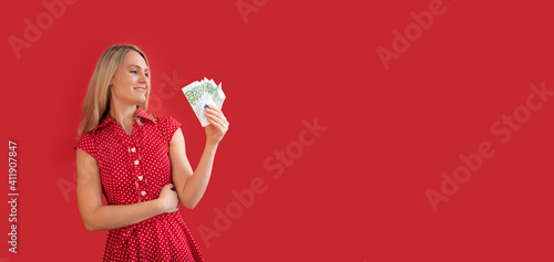 Kindergeld - Frau freut sich über Geld