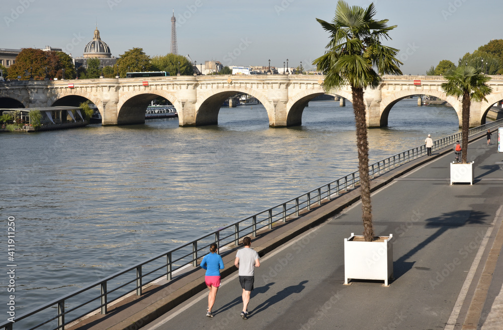 Courir sur les quais de Seine à Paris, France