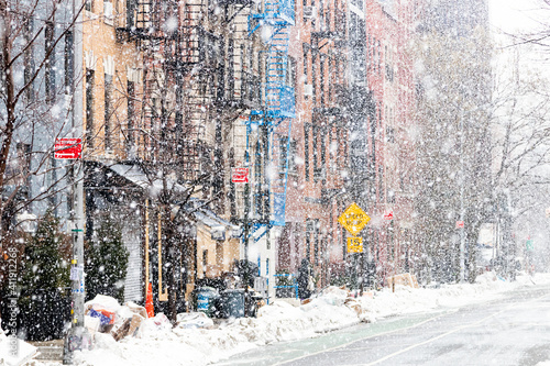 Foto Snowy winter scene on 12th Street during a snowstorm in the East Village of New