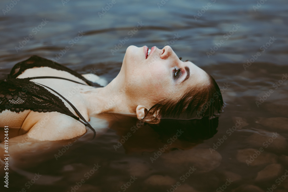 Fototapeta premium face girl lying in the water
