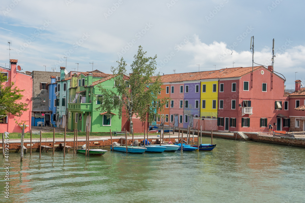 discovery of the city of Venice, Burano and its small canals and romantic alleys