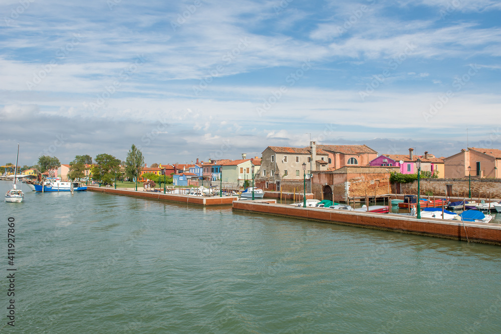 Fototapeta premium discovery of the city of Venice, Burano and its small canals and romantic alleys