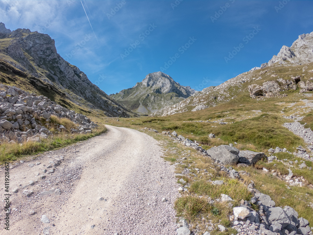 The Escamellau Peak. Escamellau bounds the Juan de la Cuadra range on the North, which in turn separates the Puertos de Aliva, on the East, from the Monetas valley, on the West. The Escamellau Peak. Escamellau bounds the Juan de la Cuadra range on the North, which in turn separates the Puertos de Aliva, on the East, from the Monetas valley, on the West.