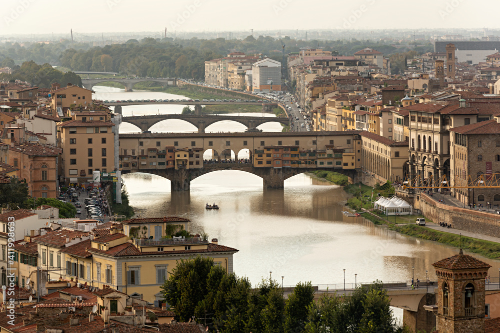 Paisaje con el puente Vecchio en Florencia, Italia.