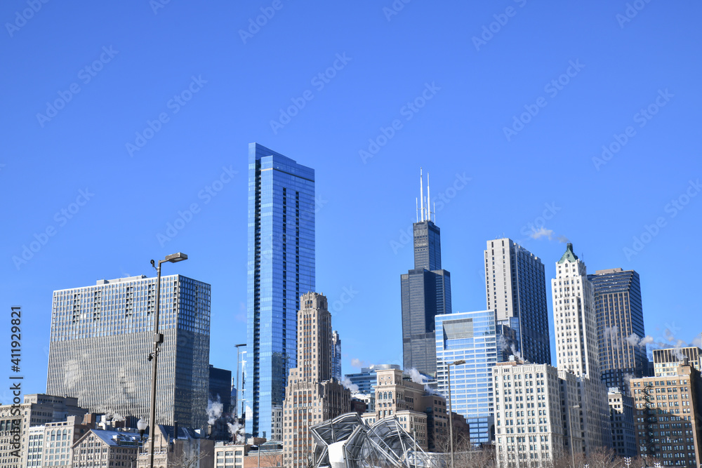 Obraz premium Big city skyline along frozen lakeshore in winter