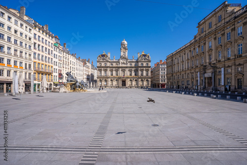 Fototapeta Naklejka Na Ścianę i Meble -  Place des terreaux pendant le confinement, Lyon, France