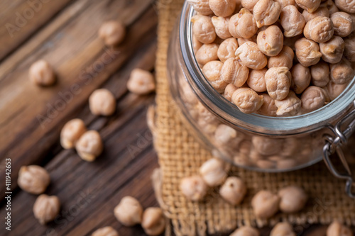 Dried raw chickpea on the w...