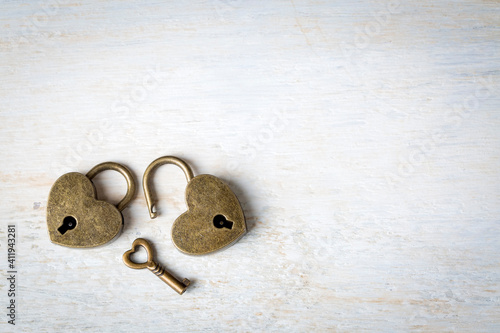 Golden padlock hearts, Vale...