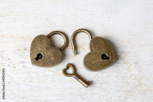 Golden padlock hearts, Vale...