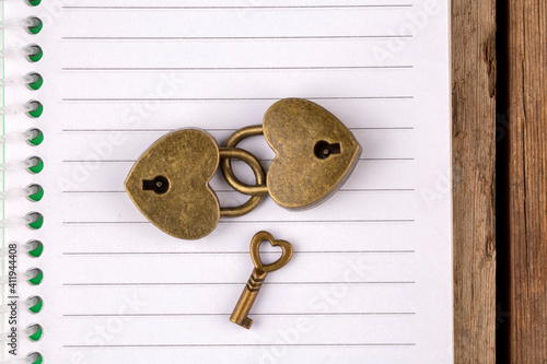 Golden padlock hearts, Vale...