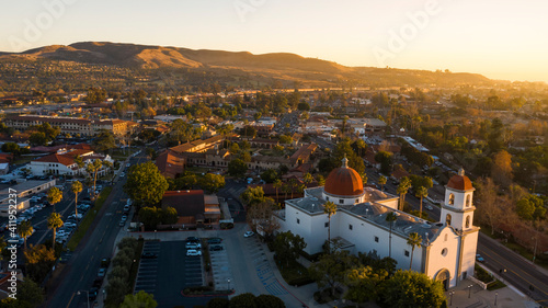 Fotografija Sunset aerial view of the Spanish Colonial era mission and surrounding city of downtown San Juan Capistrano, California, USA