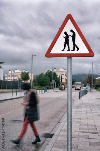 Wallpaper Mural distracción con el movil, mujer distraida con el telefono Torontodigital.ca