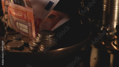 Coin and banknote weighing scales