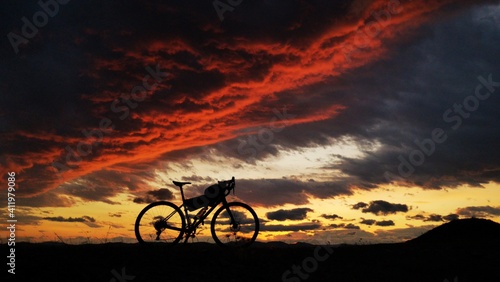 bike on the background of a beautiful sunset © Николай Срибяник