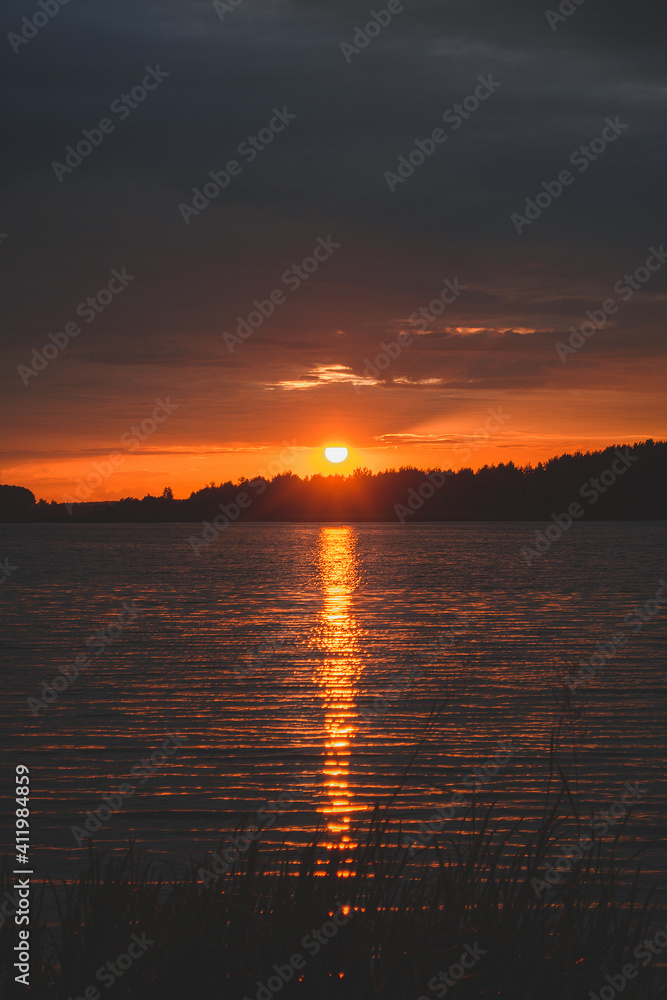 Naklejka premium sunset over the lake