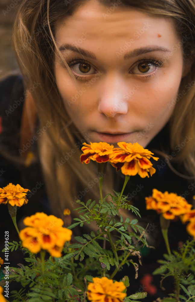 Naklejka premium woman with flowers