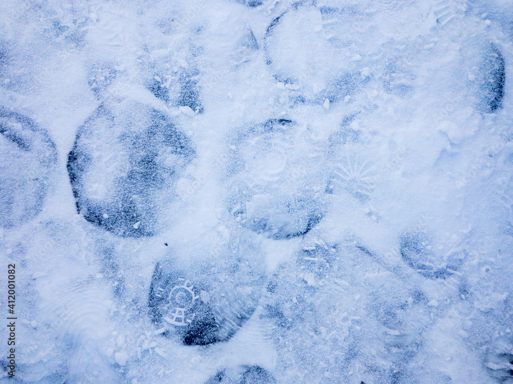 Obraz premium Rounded wood blocks covered with snow background