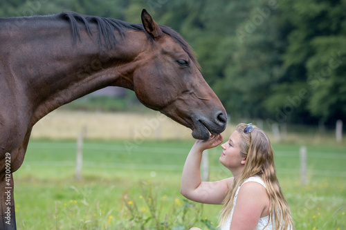 Junge Frau mit Ihrem Pferd © Bittner KAUFBILD.de