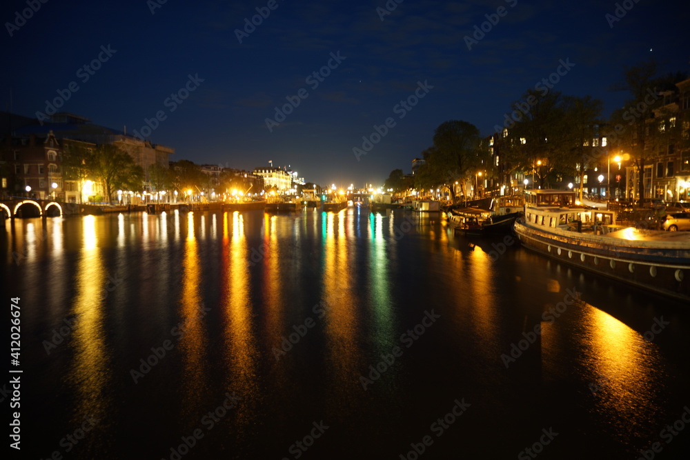Amsterdam's canals iluminated at night