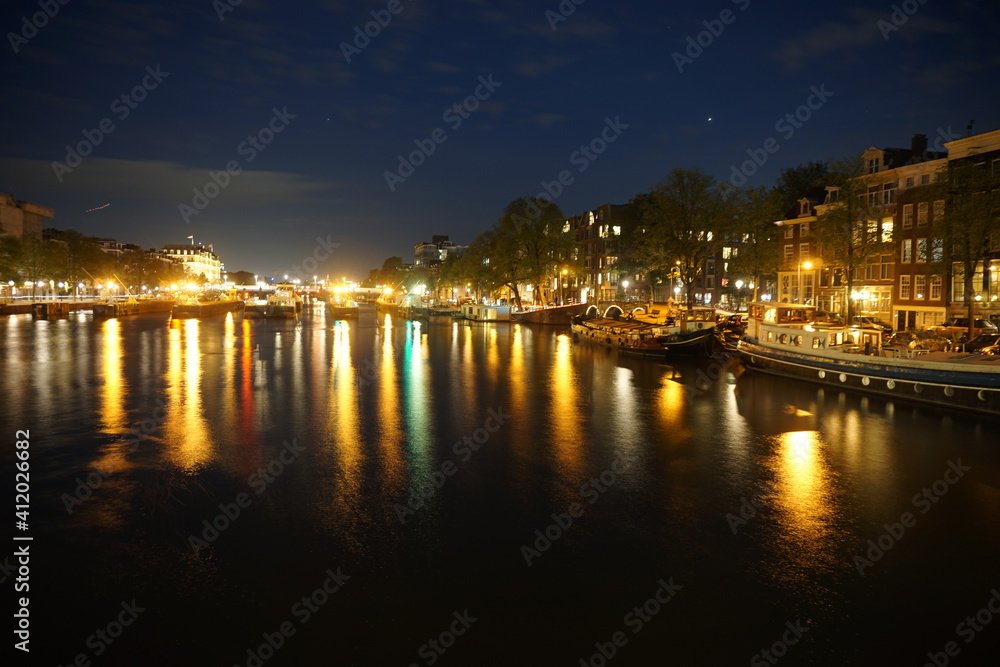 Amsterdam's canals iluminated at night