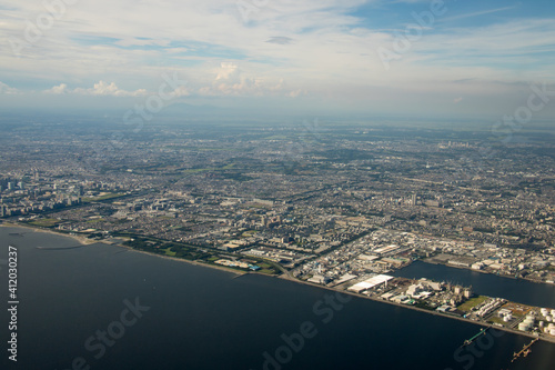 飛行機から羽田空港近郊の横浜港 © pepmint