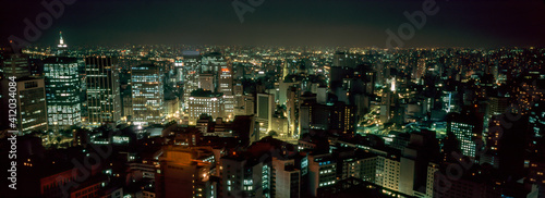 Foto panorâmica noturna do centro histórico da cidade vista a partir do edifício Itália.