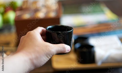 hand hold welcome drinks in cup