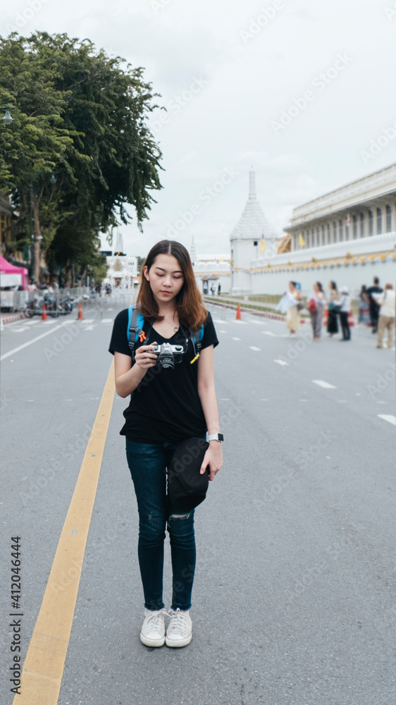 Fototapeta premium Woman travel at wat arun.