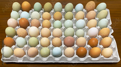色とりどりの新鮮な卵が並んだ画像 © PHOTOM