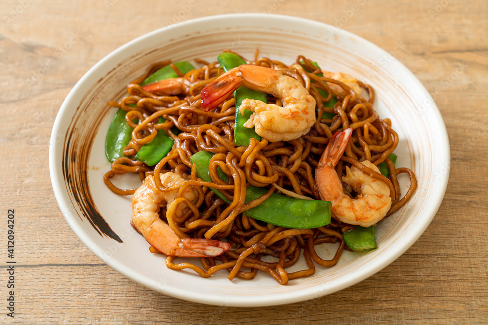 stir-fried yakisoba noodles with green peas and shrimps stir-fried yakisoba noodles with green peas and shrimps