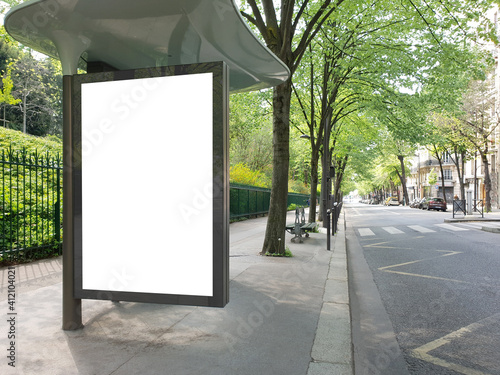 Foto Bus stop billboard Mockup in empty street in Paris