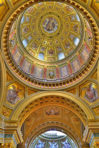 Saint Stephen Basilica, Budapest © mehdi33300