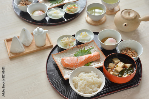 和朝食 鮭の塩焼き 豆腐の味噌汁