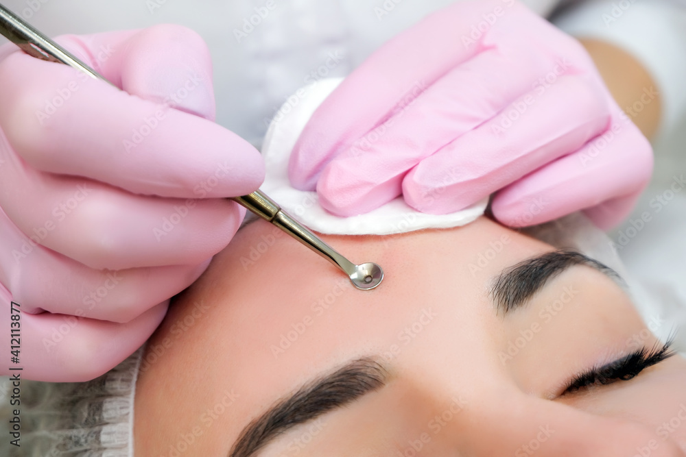 Procedure for cleaning the skin of the face with a steel appliance with a spoon uno Procedure for cleaning the skin of the face with a steel appliance with a spoon uno