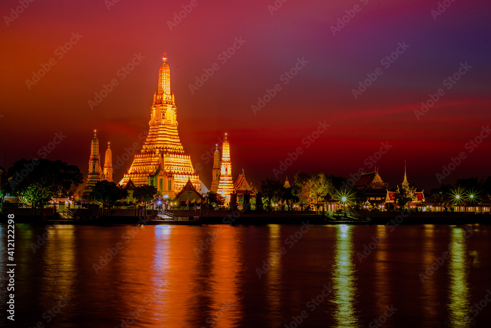 Blurred abstract background of the pagoda scenery of Wat Arun on the Chao Phraya River in Bangkok of Thailand, the silhouette, the light hitting the sculpture, has a kind of artistic beauty.