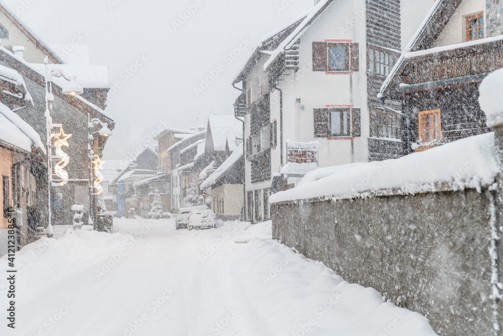 Obraz premium Emotions during a heavy snowfall. Village of Camporosso