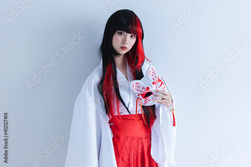 Cuadro en lienzo 巫女のコスプレをする女性