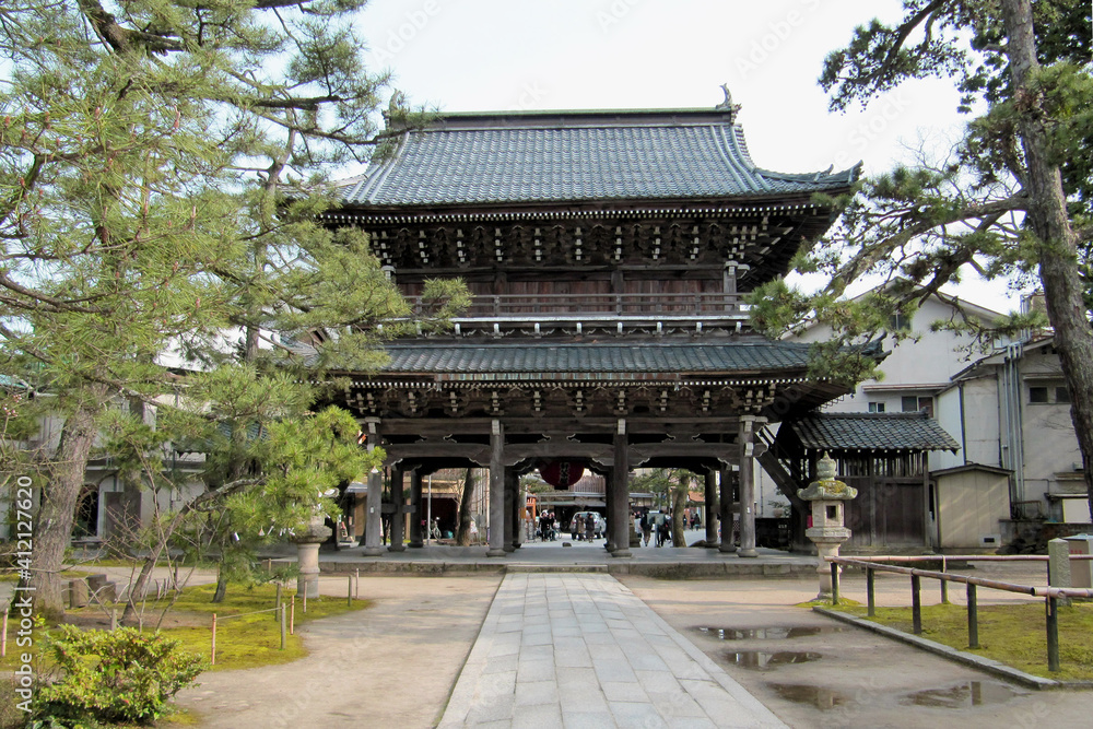 Fototapeta premium 智恩寺の山門（黄金閣）の内側と松の木／天橋立（京都府宮津市）