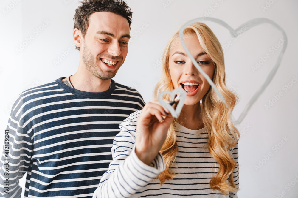 Naklejka premium Beautiful smiling young couple in love