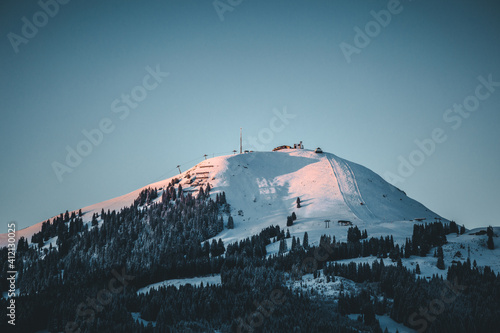 Skigebiet am Berg beim Sonnenuntergang