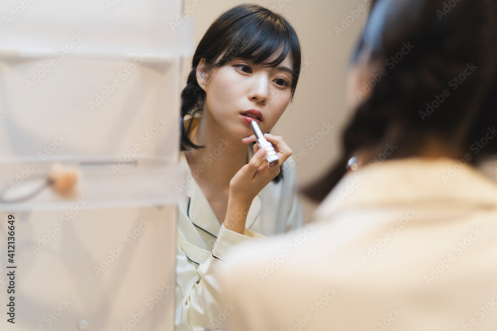 朝のヘアメイクをする女性 朝のヘアメイクをする女性