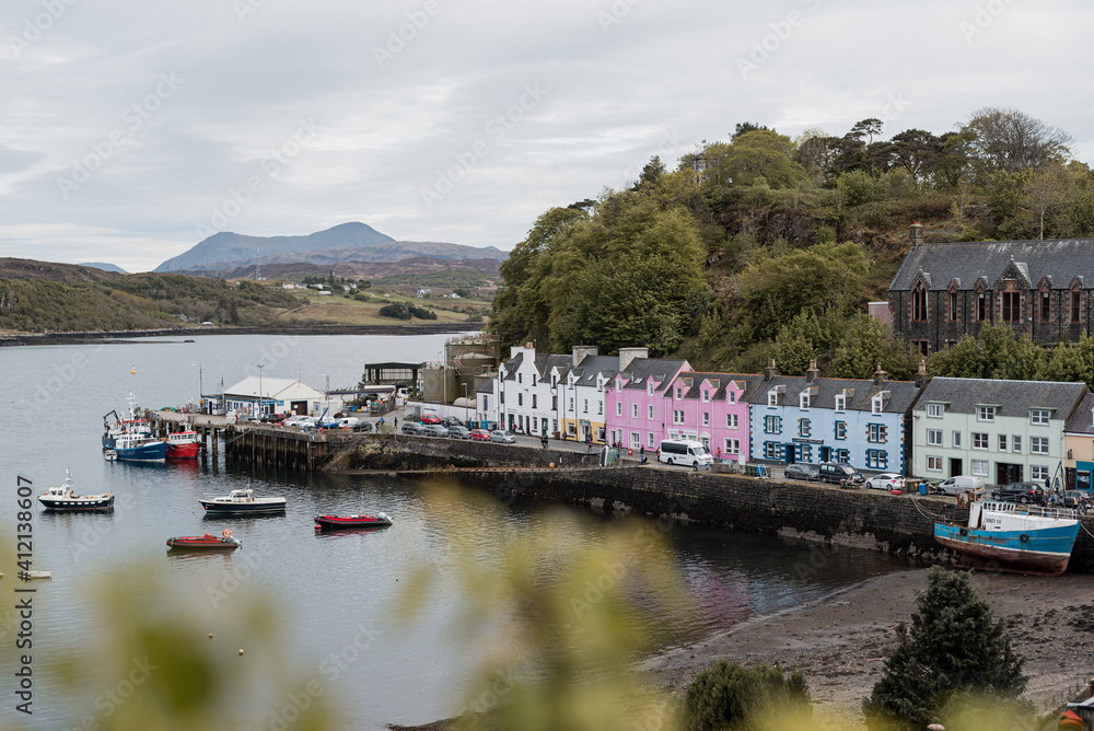 bunte Häuser im Hafen von Portree auf der Isle of Skye in Schottland - pastellfarben, ruhig, Ausflugsziel, Großbritannien