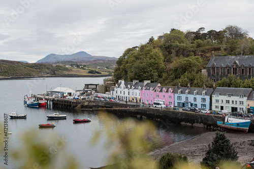 bunte Häuser im Hafen von Portree auf der Isle of Skye in Schottland - pastellfarben, ruhig, Ausflugsziel, Großbritannien